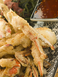 柔软壳壳螃蟹Temtura配着奇利酱和海藻沙拉图片