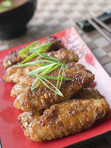 甜辣鸡尾小鸡和苏iya基香肠小翼国际酱料食品美食小吃盘子食物鸡翅家禽图片