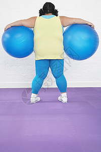 超重量女性充量操练球运动奉献器材体型精神全身能力成年人健身图片
