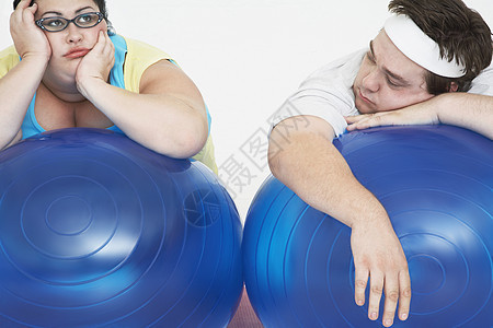 超重夫妇休息锻练篮球逆境健身成年人挫折女性体型恼怒女士器材伙计们图片