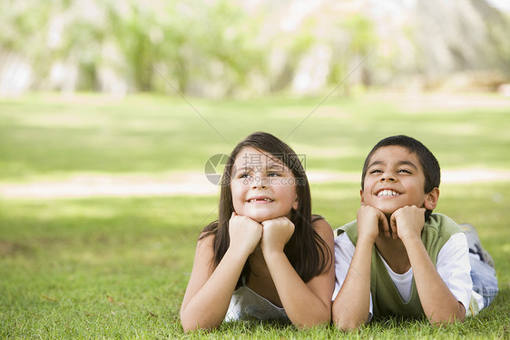 坐在公园里笑着躺着的两名儿童户外闲暇孩子们年龄孩子情绪女性男孩家庭幸福兄弟图片