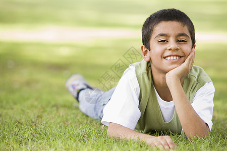 年轻男孩户外躺在草地上微笑阶段孩子情感水平男性公园幸福小学生小学年龄图片