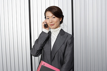使用手机的女商务人士沟通通讯商务商业女性访问移动电话成年人障碍细胞图片