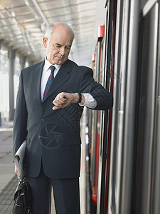 商务人士在火车站等车站商业半身管理人员仓库人像成年人人士通勤者公司生意人图片