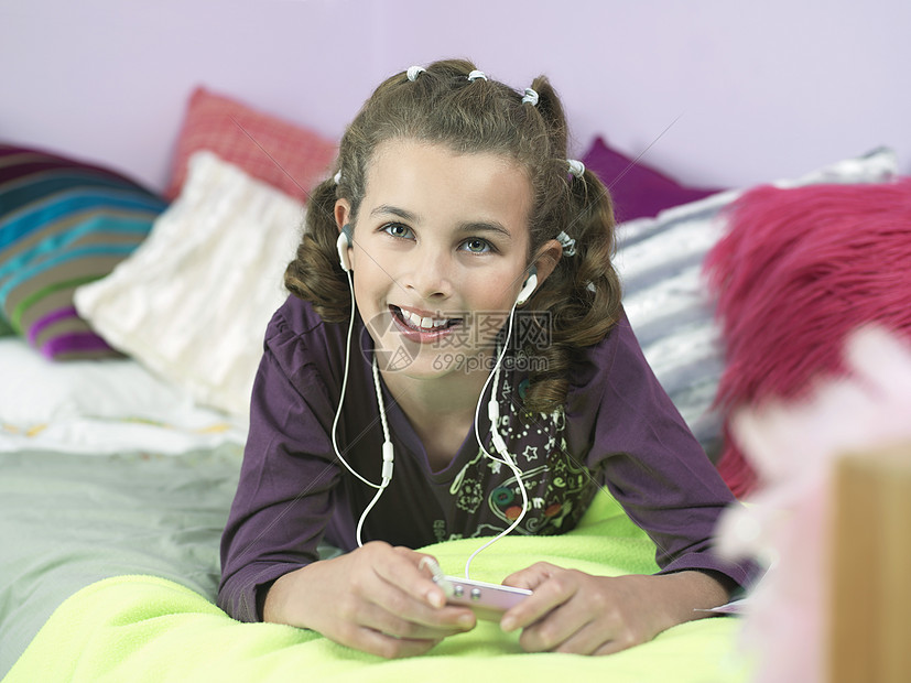 年轻女孩听MP3播放播放器图片