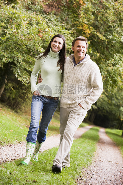 在公园里微笑的路上行走在户外的情侣丈夫成年人幸福男朋友中年亲热感情情绪女朋友女性图片