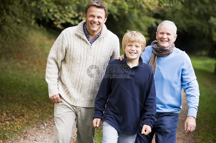 两个男人和小男孩在户外的路上微笑着爸爸们幸福父亲家庭成年人爸爸人种情绪父亲们情感图片