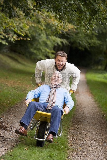 父亲和大儿子在户外的路上微笑情感外表人种孩子焦距成年人老化老年孩子们爸爸们图片