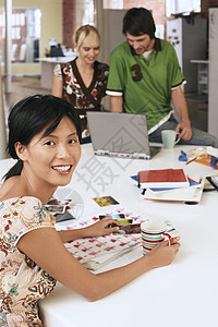 团队协同工作人士访问衣服硬件商业着装电脑设备商务笔记本图片