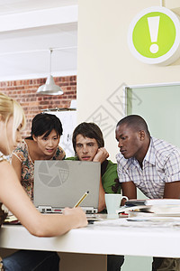 团队协同工作衣服计算机休闲装通讯服装笔记本种族设备商业友谊图片