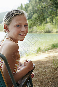 湖边的年轻女孩娱乐头部休闲孩子女孩们肩膀摄影肖像眼神女性图片