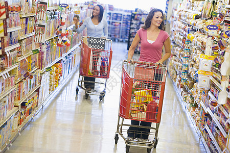 妇女杂货购物食物微笑走道零售货架开支水平家庭消费者部门图片
