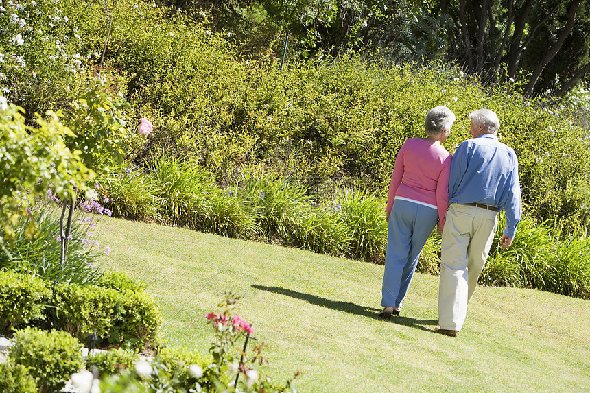 在花园散步的老年夫妇女士祖母夫妻丈夫女性爱好两个人成人友谊老人图片