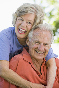 户外的老年夫妇人像人员伙伴退休图片