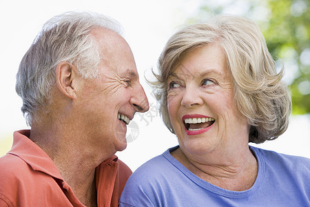 户外的老年夫妇人像人员退休伙伴图片