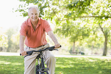 骑自行车的资深男子视角活动休闲服成年人外表着装休闲老化体育成人图片