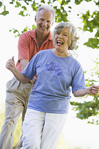 老年夫妇一起在公园散步老年人人员男士女性人像伙伴退休图片