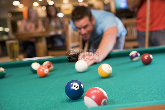 男人打桌球体育活动背景酒吧人物台球成年人视角成人图片