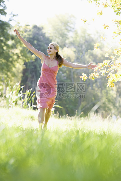 年轻妇女在农村中行走的年青妇女图片