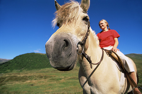 妇女户外骑马和微笑(鱼眼)高清图片