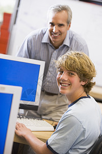 计算机班男学生教师和男学生键盘教室课程休闲服课堂头发休闲装着装金发电脑图片