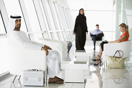 机场启程休息室等候的乘客成年人休闲服成人人物服装系列服饰长袍飞机场航站楼图片