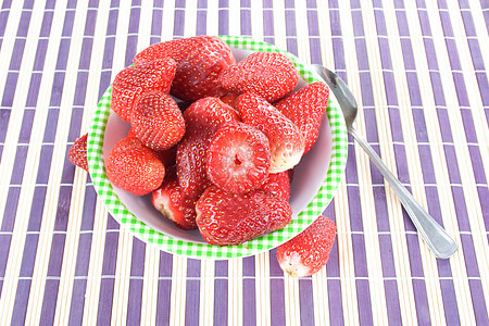 新鲜草莓水果早餐盘子团体甜点食物茶匙脆弱性宏观种子图片