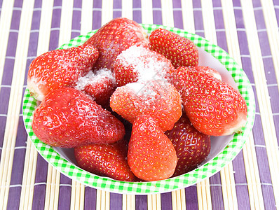 新鲜草莓团体早餐茶匙种子盘子脆弱性甜点食物宏观水果图片