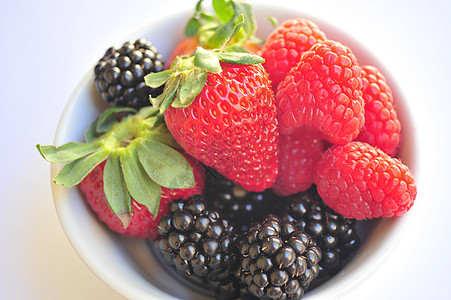 黑莓 覆盆子和草莓绿色食物红色浆果白色黑色背景图片