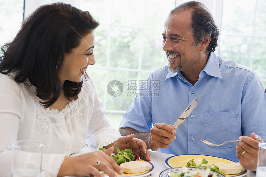 坐在晚餐桌边的情侣微笑高键一代眼镜闺蜜成年人玻璃美食婴儿夫妻餐厅女性图片