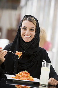 餐厅妇女吃意大利面和微笑选择性焦点的女情绪食品饮料焦距美食外表咖啡店成年人人种女性背景