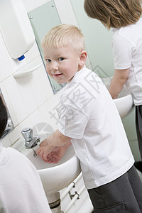 洗水手浴室学生人数百分比白种人孩子们水槽小学生年龄种族男孩们美容浴室镜正装图片