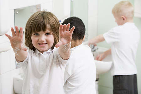 在洗手间用一根举着肥皂手的洗手池的学生选择性重点清洁度白种人美容阶段浴室教育性男生种族小学生盆地图片