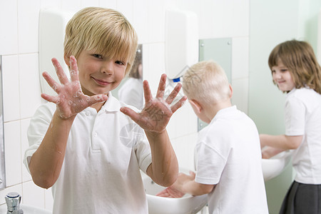 在洗手间用一根举着肥皂手的洗手池的学生选择性重点盆地白种人同学同学们孩子们教育外表水槽浴室镜年龄图片