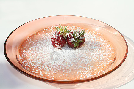 两根草莓在盘子上种子收成水果食物蓝色浆果花园饮食糖霜烹饪图片