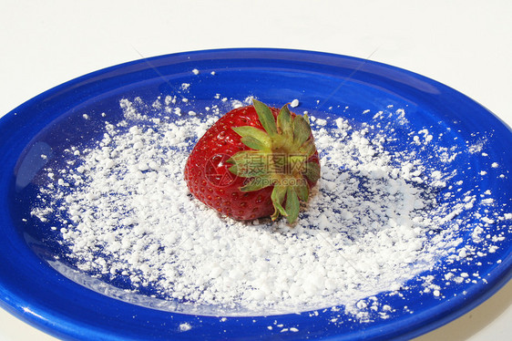 蓝盘上的单一草莓维生素食物营养蓝色宏观甜点浆果盘子水果生物图片
