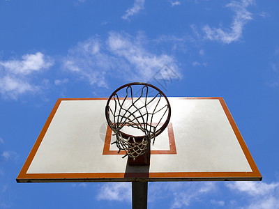 蓝色天空篮球环法庭网络天空环形戒指金属轮缘分数运动多云背景