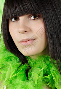 少女黑发青少年羽毛蟒蛇绿色图片