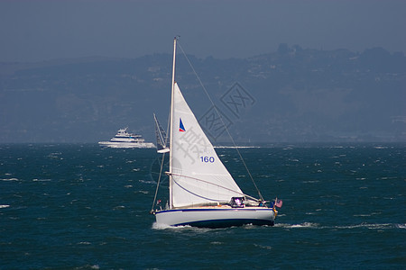 航行帆船赛运输血管速度天空海洋蓝色游艇旅行帆船图片