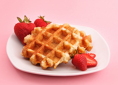 比利时华夫饼和草莓小吃味道晶圆营养甜点白色粉色食物盘子糕点图片