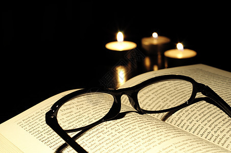 带有复制空间的教堂书本历史智慧教会基督黑色宗教阅读大学眼镜学习背景图片