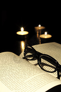 书写蜡烛和眼镜大学阅读教会黑色图书馆基督智慧学习宗教历史背景图片