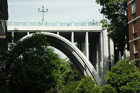 高桥桥建筑天空树木绿色背景图片