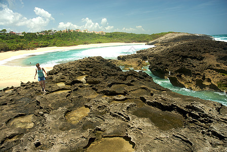 和波多黎各的海岸线天空旅游冲浪岩石海浪旅行场景游客海湾图片