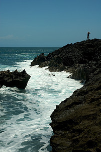 和波多黎各的游客海浪热带海岸线洞穴波浪旅行岩石假期场景图片