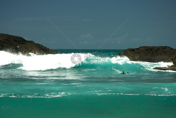 和波多黎各的游客冲浪洞穴海浪摄影热带岩石场景假期海岸线图片