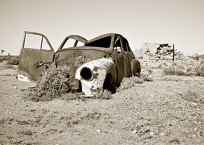 沙漠中的旧车汽车金属古董破坏图片