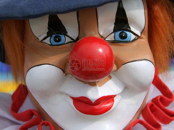 色彩多彩的小丑工艺鼻子微笑马戏团傻子红色娃娃手工玩具图片