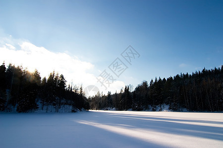 冰冻湖地貌风景阴影太阳森林蓝色空气盆地天空图片