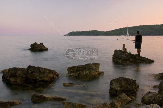 父亲在地中海与儿子一起捕鱼图片